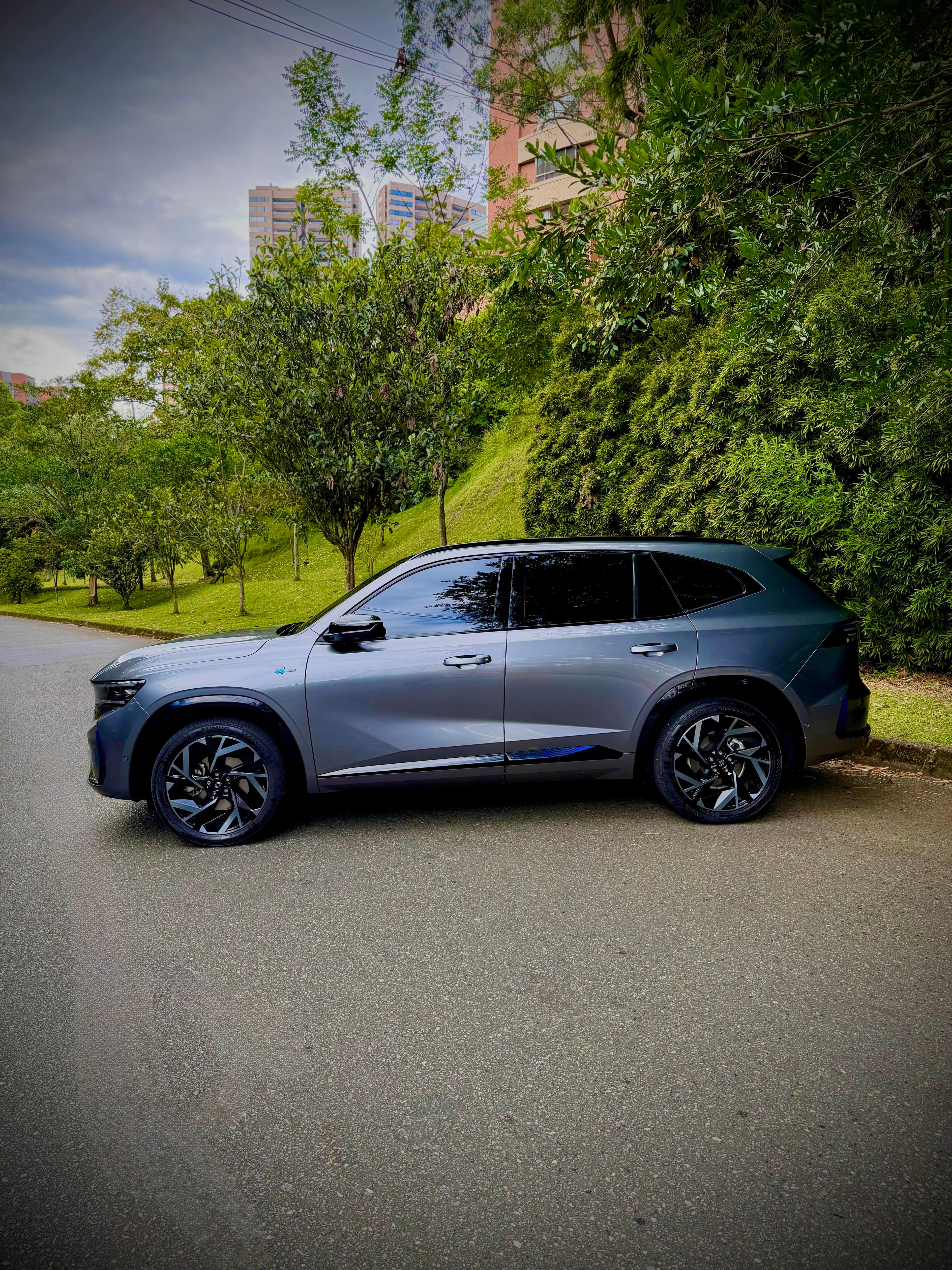 Renault Koleos E-Tech — foto 3 de 6